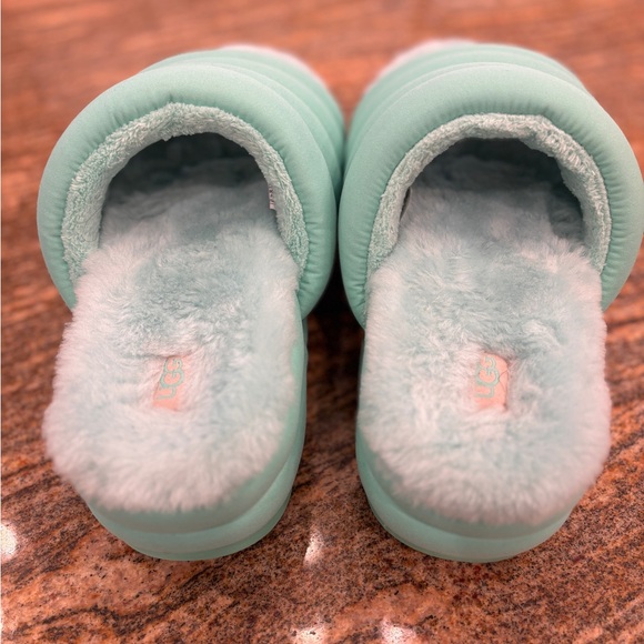 UGG Mint Green Fluffy Sandals Like New Condition. Beautiful! Fits like a 7-7.5. - Picture 7 of 11
